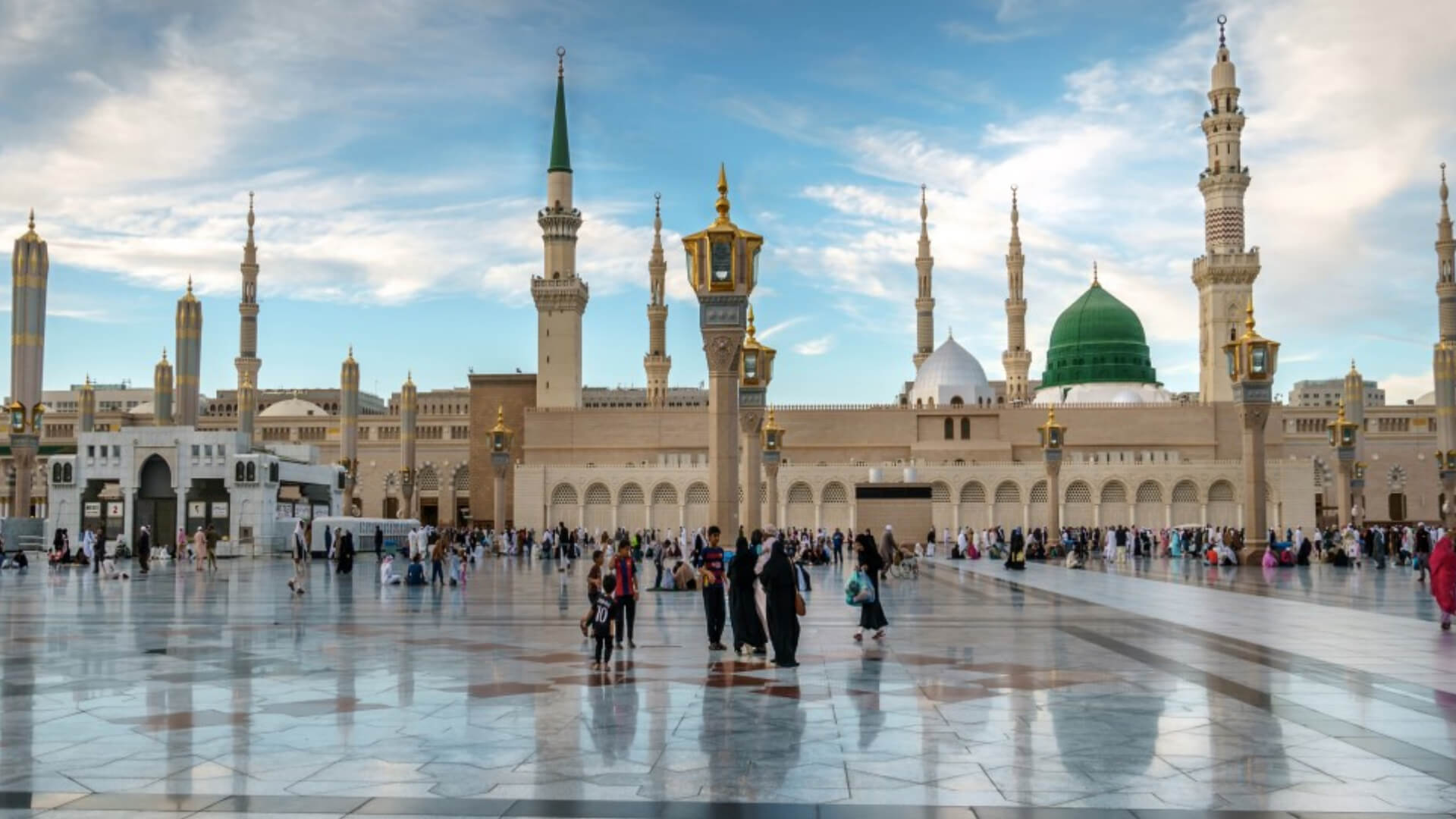 Panoramic view of Al-Masjid an-Nabawi in Medina with green dome and courtyard